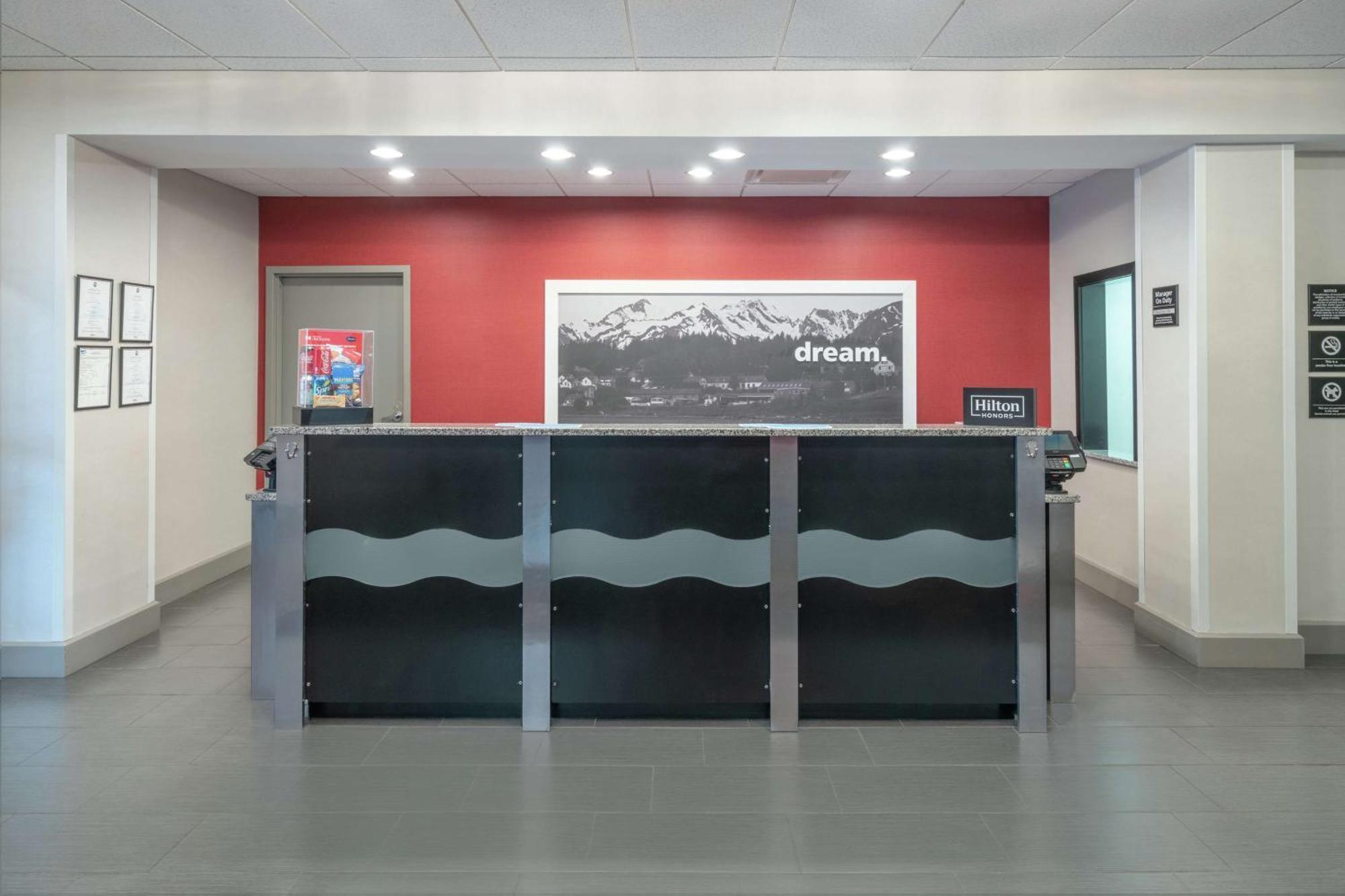 Hampton Inn And Suites Roanoke Airport/Valley View Mall Bagian luar foto