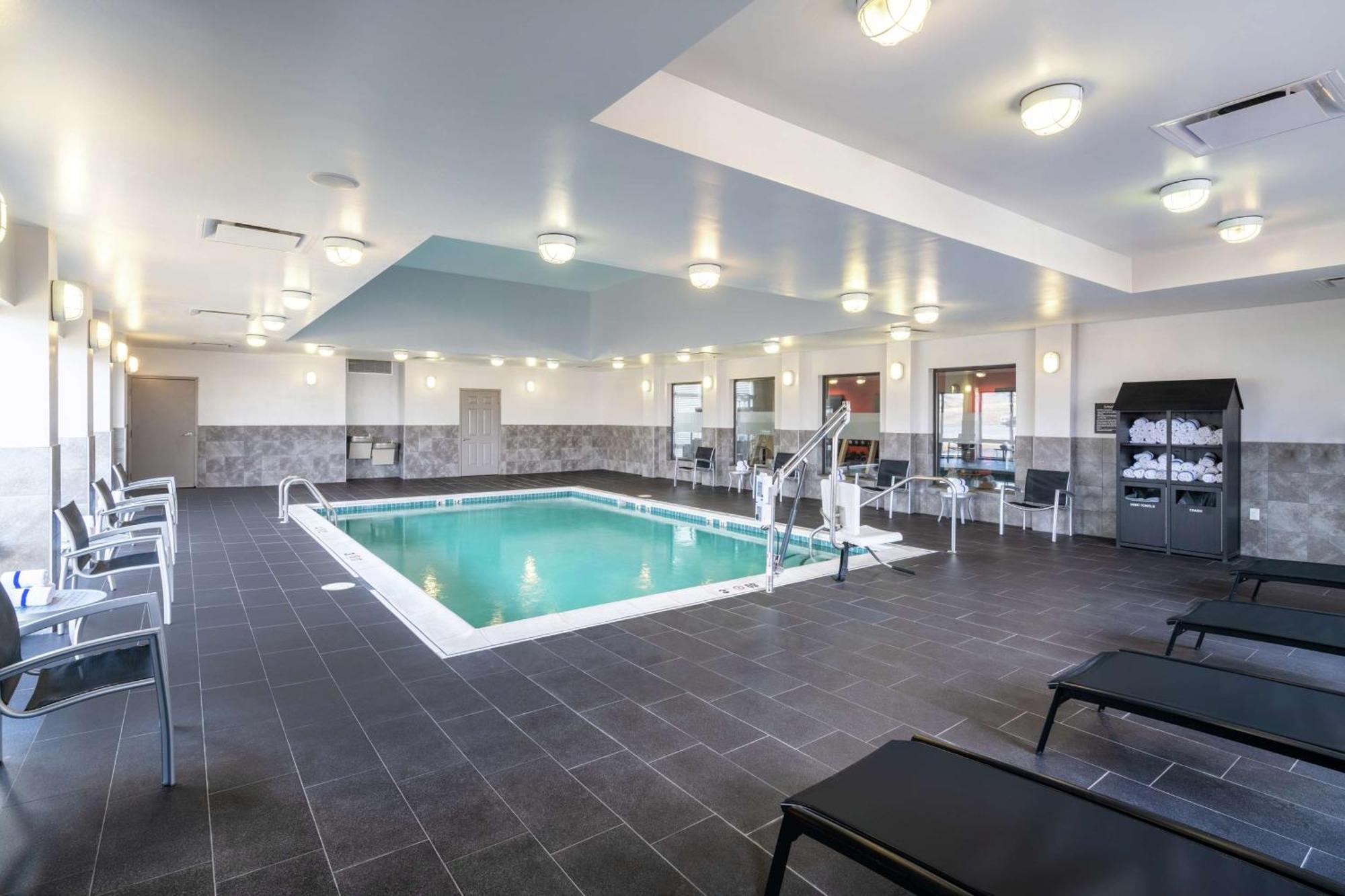 Hampton Inn And Suites Roanoke Airport/Valley View Mall Bagian luar foto